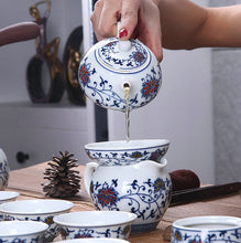 Laden Sie das Bild in den Galerie-Viewer, Tea Strainer / Filter &quot;Qing Hua Ci&quot; (Blue and White Porcelain) Twining Lotus Pattern - King Tea Mall
