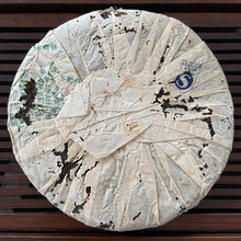 Laden Sie das Bild in den Galerie-Viewer, 2006 FengQing &quot;Mei Xie 50&quot; (Guangdong Artists Association 50 Years) Cake 357g Puerh Raw Tea Sheng Cha
