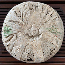 Charger l&#39;image dans la galerie, 2004 LaoTongZhi &quot;Ye Sheng Qiao Mu&quot; (Wild Arbor Tree) Cake 400g Puerh Sheng Cha Raw Tea