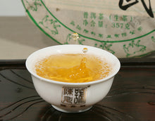 Cargar imagen en el visor de la galería, 2019 ChenShengHao &quot;Yi Wu Da Shu&quot; (Yiwu Big Tree) Cake 357g Puerh Raw Tea Sheng Cha - King Tea Mall