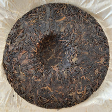 Cargar imagen en el visor de la galería, 2007 YiPinTang &quot;Yi Wu Zhi Chun&quot; (Spring of Yiwu) Cake 357g Puerh Raw Tea Sheng Cha