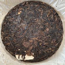 Cargar imagen en el visor de la galería, 2007 YiPinTang &quot;Yi Wu Zhi Chun&quot; (Spring of Yiwu) Cake 357g Puerh Raw Tea Sheng Cha