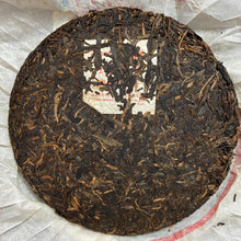 Cargar imagen en el visor de la galería, 2012 XiaGuan &quot;Ban Zhang Qiao Mu Lao Shu&quot; (Banzhang Arbor Old Tree) Cake 357g Puerh Raw Tea Sheng Cha