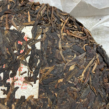 Laden Sie das Bild in den Galerie-Viewer, 2012 XiaGuan &quot;Ban Zhang Qiao Mu Lao Shu&quot; (Banzhang Arbor Old Tree) Cake 357g Puerh Raw Tea Sheng Cha