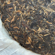 Charger l&#39;image dans la galerie, 2012 XiaGuan &quot;Ban Zhang Qiao Mu Lao Shu&quot; (Banzhang Arbor Old Tree) Cake 357g Puerh Raw Tea Sheng Cha