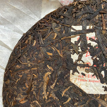 Laden Sie das Bild in den Galerie-Viewer, 2012 XiaGuan &quot;Ban Zhang Qiao Mu Lao Shu&quot; (Banzhang Arbor Old Tree) Cake 357g Puerh Raw Tea Sheng Cha