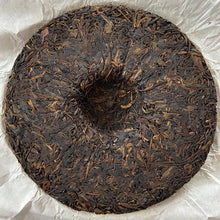 Laden Sie das Bild in den Galerie-Viewer, 2008 JingLong &quot;She De - Yi Wu Gu Shu&quot; (Not Begrudge - Yiwu Old Tree) Cake 400g Puerh Raw Tea Sheng Cha