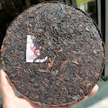 Charger l&#39;image dans la galerie, 2010 XiaGuan &quot;Sheng Tai Lao Shu&quot; (Organic Old Tree) Iron Cake 357g Puerh Raw Tea Sheng Cha - King Tea Mall
