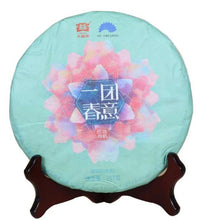 Cargar imagen en el visor de la galería, 2017 DaYi &quot;Yi Tuan Chun Yi&quot; (Overwhelming Spring ) Cake 357g Puerh Sheng Cha Raw Tea - King Tea Mall