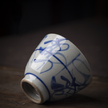 Laden Sie das Bild in den Galerie-Viewer, Jingdezhen Wood Ash Glaze &quot;Blue and White&quot; Porcelain, Hand Painting &quot;Tea Leaf &amp; Flower&quot; Gaiwan, Tea Cup. KTM001