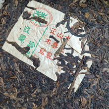 Cargar imagen en el visor de la galería, 2000 LaoTongZhi &quot;Yi Wu Shan Ye Sheng&quot; (Yiwu Wild Leaf Cake) Cake 357g Puerh Sheng Cha Raw Tea