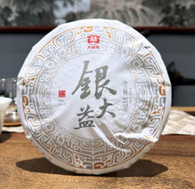 Laden Sie das Bild in den Galerie-Viewer, 2022 DaYi &quot;Yin Da Yi&quot; (Silver TAE) Cake 357g Puerh Sheng Cha Raw Tea