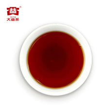 Cargar imagen en el visor de la galería, 2023 DaYi &quot;Da Yi Hong&quot; (Red TAE) 357g Cake Puerh Shou Cha Ripe Tea