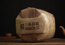 Laden Sie das Bild in den Galerie-Viewer, 2019 Xiaguan &quot;Meng Ku Mu Shu&quot; (Mother Tree - Bingdao) Cake 357g Puerh Raw Tea Sheng Cha