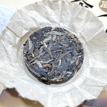 Laden Sie das Bild in den Galerie-Viewer, 2021 MengKu RongShi &quot;Cha Hun&quot; (Tea Spirit - Organic Food Certificated) Cake 357g Puerh Raw Tea Sheng Cha