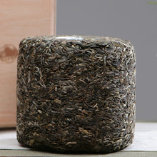 Charger l&#39;image dans la galerie, 2020 MengKu RongShi &quot;Tou Cai - Ji Shao Shu&quot; (1st Picking - Rare Tree) Cylinder 600g Puerh Raw Tea Sheng Cha