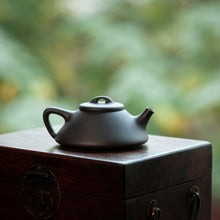 Charger l&#39;image dans la galerie, Yixing &quot;Wen Ren Piao - Shi Piao&quot; Teapot in No.1 Factory Recipe Dark Mud