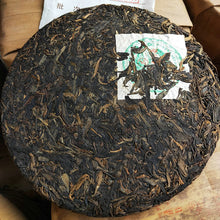 Charger l&#39;image dans la galerie, 2007 LaoManEr &quot;Ban Zhang Lao Shu Cha&quot; (Banzhang Old Tree Cake) 357g Puerh Sheng Cha Raw Tea - King Tea Mall