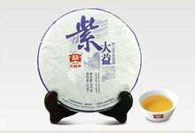 Cargar imagen en el visor de la galería, 2015 DaYi &quot;Zi Da Yi&quot;  (Purple TAE) Cake 357g Puerh Sheng Cha Raw Tea - King Tea Mall