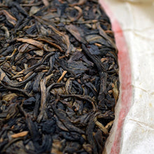 Laden Sie das Bild in den Galerie-Viewer, 2011 XiaGuan &quot;8113 Gu Hua Cha&quot; (Autumn Flavor) Cake 357g Puerh Raw Tea Sheng Cha - King Tea Mall