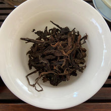 Laden Sie das Bild in den Galerie-Viewer, 80&#39;s Wuzhou &quot;Liu Bao&quot;(Liubao A+ Grade) 850g Loose Leaf Dark Tea, Guangxi Province.