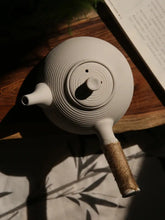 Load image into Gallery viewer, Chaozhou Sha Diao Water Boiling Kettle in White Clay 680ml - photo 11