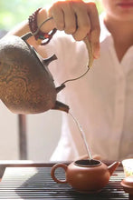Load image into Gallery viewer, Chaozhou Sha Diao Water Boiling Kettle with Artisanal Design 900ml - photo 7