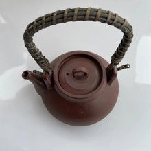 Cargar imagen en el visor de la galería, Chaozhou She Tiao Handmade Red Clay Water Boiling Kettle 500ml - photo 7