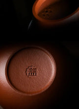 Load image into Gallery viewer, Dayi Si Ting Artisanal Yixing Teapot in Zhu Ni Clay 110ml - photo 14
