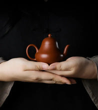 Load image into Gallery viewer, Dayi Si Ting Artisanal Yixing Teapot in Zhu Ni Clay 110ml - photo 8