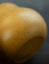 將圖片載入圖庫檢視器 Handcrafted Yixing "Li Xing" (Pear Style) Teapot in Golden Duan Ni Clay - King Tea Mall - photo 3