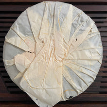 Laden Sie das Bild in den Galerie-Viewer, 2006 WanTong “Lao Ban Zhang - Lao Shu&quot; (Old Banzhang - Old Tree) Cake 400g Puerh Raw Tea Sheng Cha IDENTIFIED Banzhang