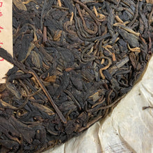 Laden Sie das Bild in den Galerie-Viewer, 2004 LiuDaChaShan &quot;Hong Chang Hao - Gu Shu&quot; (Brand Hongchanghao- Old Tree) Cake 357g Puerh Raw Tea Sheng Cha