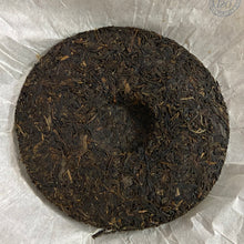 Laden Sie das Bild in den Galerie-Viewer, 2008 PuWen “Lao Shu Bing Cha&quot; (Old Tree Cake Tea) 357g Puerh Raw Tea Sheng Cha - YunYa