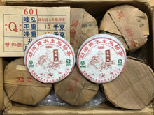 Cargar imagen en el visor de la galería, 2006 NanQiao ShuangShiHao &quot;De He Xin - Qiao Mu Sheng Tai &quot; (Arbor Tree Organic Tea) 601 Batch Cake 357g Puerh Raw Tea Sheng Cha, Meng Hai