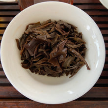 Carica l&#39;immagine nel visualizzatore di Gallery, 2004 LaoTongZhi &quot;Ye Sheng Qiao Mu&quot; (Wild Arbor Tree) Cake 400g Puerh Sheng Cha Raw Tea