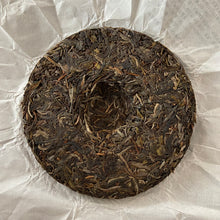 Laden Sie das Bild in den Galerie-Viewer, 2021 KingTeaMall Spring &quot;Yi Wu Gu Shu&quot; (Yiwu - Old Tree) Cake 200g Puerh Raw Tea Sheng Cha