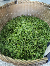 Laden Sie das Bild in den Galerie-Viewer, 2021 Early Spring &quot;Long Jing&quot; (Dragon Well) A Grade Green Tea ZheJiang