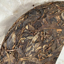 Cargar imagen en el visor de la galería, 2009 MengKu “Bing Dao - Gu Shu - Jin Zhang&quot; (Bingdao - Old Tree - Gold Leaf) Cake 400g Puerh Raw Tea Sheng Cha