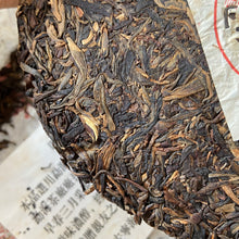 Carica l&#39;immagine nel visualizzatore di Gallery, 2006 LaoTongZhi &quot;Ming Qian - Chun Jian Cha&quot; (Early Spring Bud - Signed Version) Cake 357g Puerh Sheng Cha Raw Tea