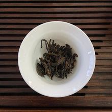 Carica l&#39;immagine nel visualizzatore di Gallery, 2008 LiMing &quot; Bu Lang Qiao Mu&quot; (Bulang Arbor Tree) Cake 357g Puerh Sheng Cha Raw Tea