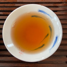 Charger l&#39;image dans la galerie, 2006 LiMing &quot;Bu Lang Shan - Qiao Mu Gu Shu - Nv Er Gong Bing&quot; (Bulang Mountain - Ancient Arbor Tree - Tribute Tea) Cake 250g Puerh Raw Tea Sheng Cha