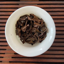 Carica l&#39;immagine nel visualizzatore di Gallery, 2006 NanQiao &quot;De He Xin - Gong Cha&quot; (DX - Tribute Tea) Coming Batch Cake 200g Puerh Raw Tea Sheng Cha, Meng Hai