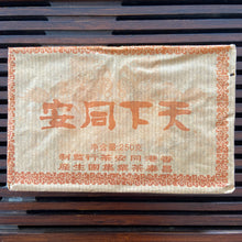 Carica l&#39;immagine nel visualizzatore di Gallery, 2006 ChangTai &quot;Tian Xia Tong An&quot; (HK Tongan Lion Brick) 250g Puerh Sheng Cha Raw Tea