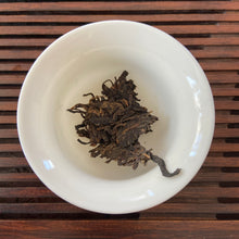 Charger l&#39;image dans la galerie, 2006 LiMing &quot;Bu Lang Shan - Qiao Mu Gu Shu - Nv Er Gong Bing&quot; (Bulang Mountain - Ancient Arbor Tree - Tribute Tea) Cake 250g Puerh Raw Tea Sheng Cha