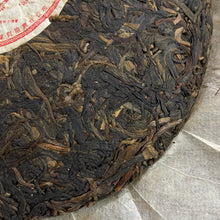 將圖片載入圖庫檢視器 2006 NanQiao ShuangShiHao &quot;Ye Sheng - Qiao Mu - Gong Ting&quot; (Wild - Arbor - Tribute) Cake 250g Puerh Raw Tea Sheng Cha, Meng Hai