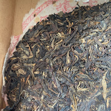 Charger l&#39;image dans la galerie, 2006 NanQiao ShuangShiHao &quot;De He Xin - Qiao Mu Sheng Tai &quot; (Arbor Tree Organic Tea) 601 Batch Cake 357g Puerh Raw Tea Sheng Cha, Meng Hai