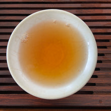 Carica l&#39;immagine nel visualizzatore di Gallery, 2009 MengKu “Bing Dao - Gu Shu - Jin Zhang&quot; (Bingdao - Old Tree - Gold Leaf) Cake 400g Puerh Raw Tea Sheng Cha