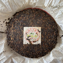 Laden Sie das Bild in den Galerie-Viewer, 2006 LaoTongZhi &quot;Ming Qian - Chun Jian Cha&quot; (Early Spring Bud - Signed Version) Cake 357g Puerh Sheng Cha Raw Tea