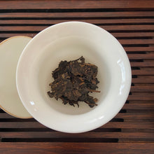 Laden Sie das Bild in den Galerie-Viewer, 2006 XingHai &quot;Bu Lang Shan - Ye Sheng&quot; (Bulang Mountain Wild Tea) Cake 400g Puerh Raw Tea Sheng Cha